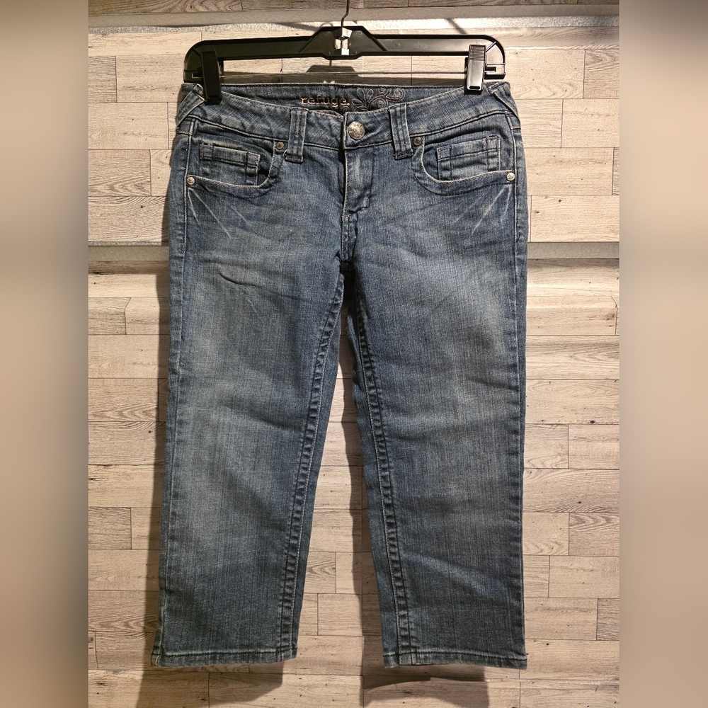 refuge Mid-Rise Cropped Jeans in Washed Blue